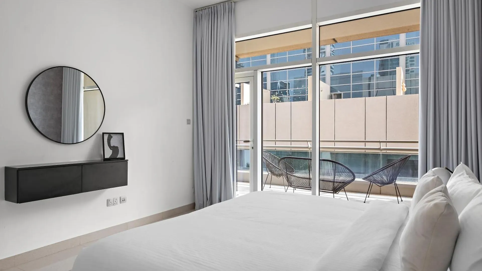 Apartment 1Br With Study City View In Bay Square B13 Dubai