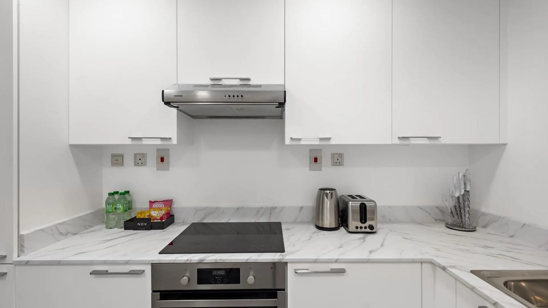 Daire 1Br With Study City View In Bay Square B13 Dubai